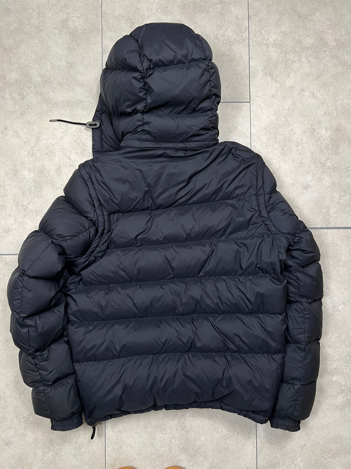 Burberry puffer jacket with zip-off sleeves, size S, pre-owned 9.5/10 condition – Relique