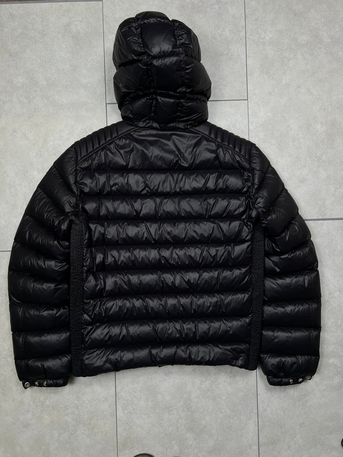 Prada puffer jacket, size 50 (fits L), pre-owned 8/10 condition (small holes on one sleeve, shown in photos) – Relique