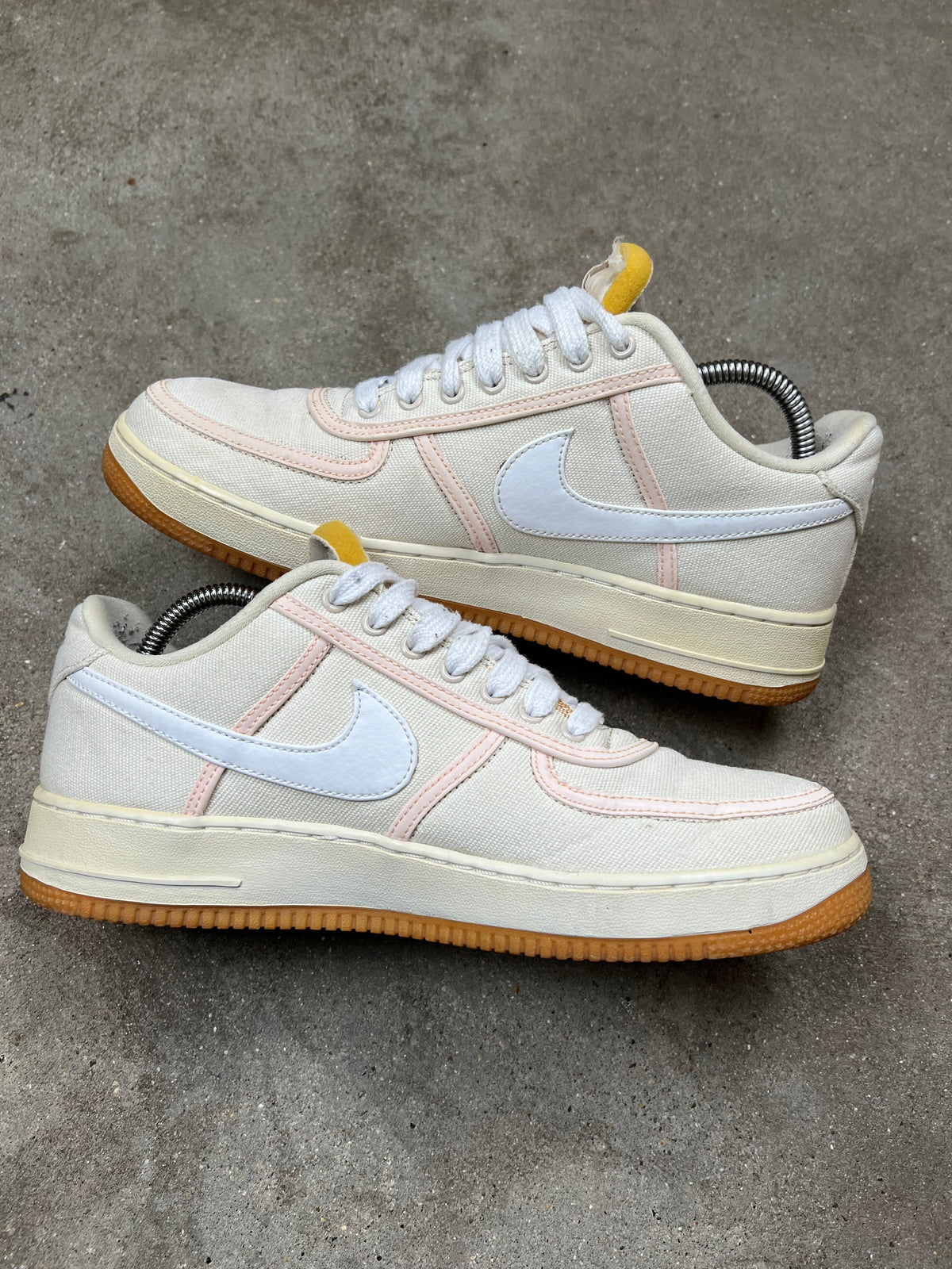 Nike Air Force 1 sneakers, light cream, EU size 44, pre-owned 8/10 condition – Relique