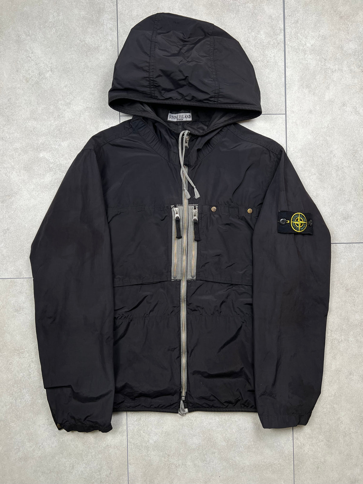 Stone Island jacket, size M, pre-owned 7/10 condition (small rips/holes shown in photos) – Relique