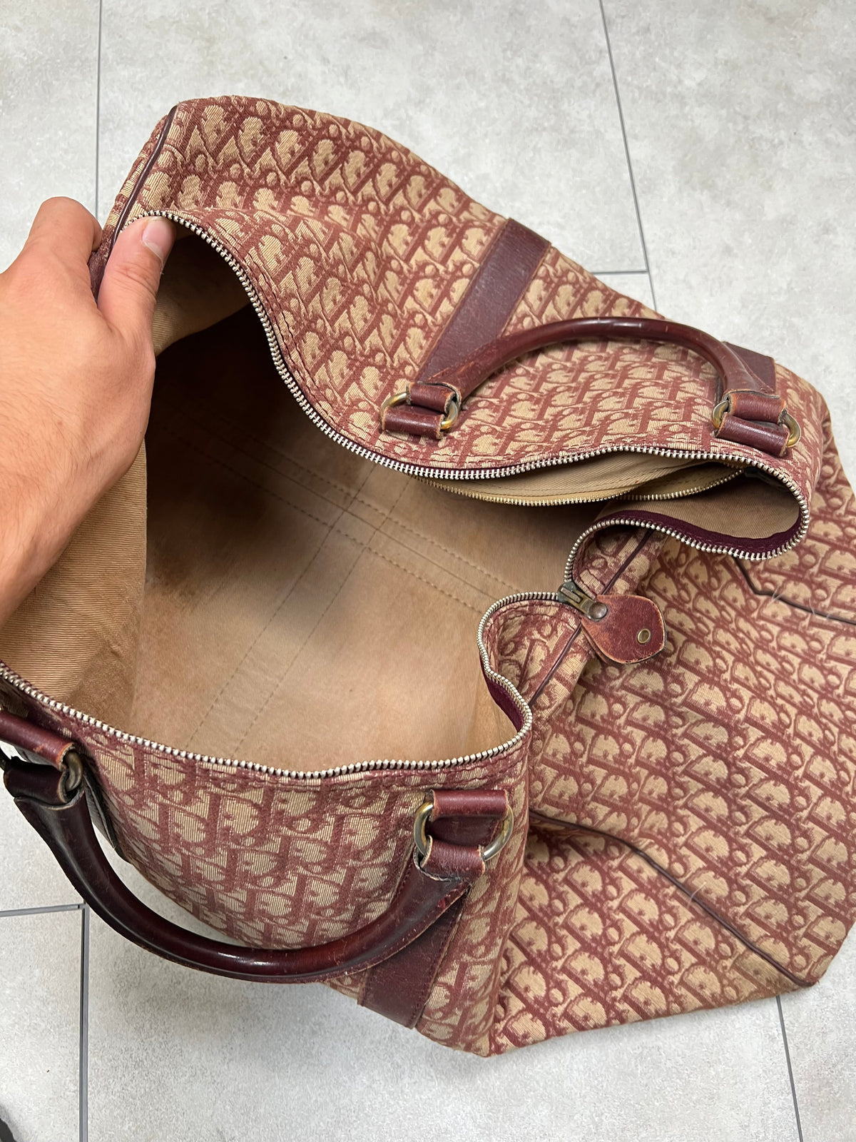 Christian Dior travel bag, 55cm, pre-owned 7.5/10 condition (inside pocket zipper doesn't work) – Relique