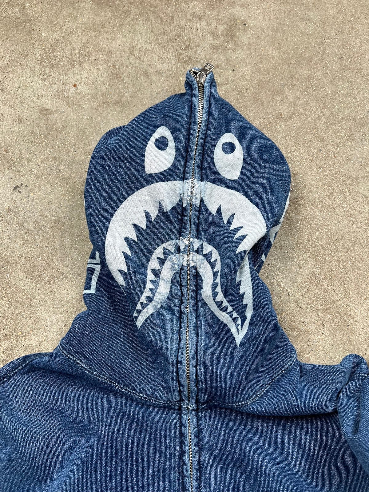 Bape zip-up hoodie, size M, pre-owned 7/10 condition – Relique