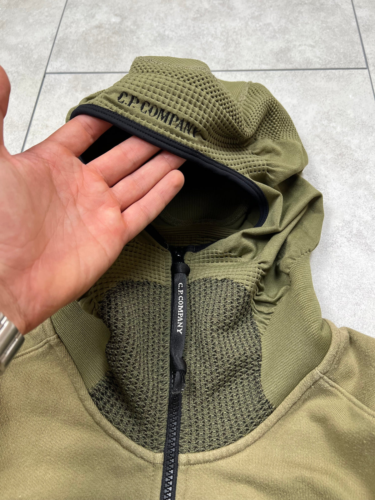 C.P. Company zip-up hoodie, size S, pre-owned 9/10 condition – Relique