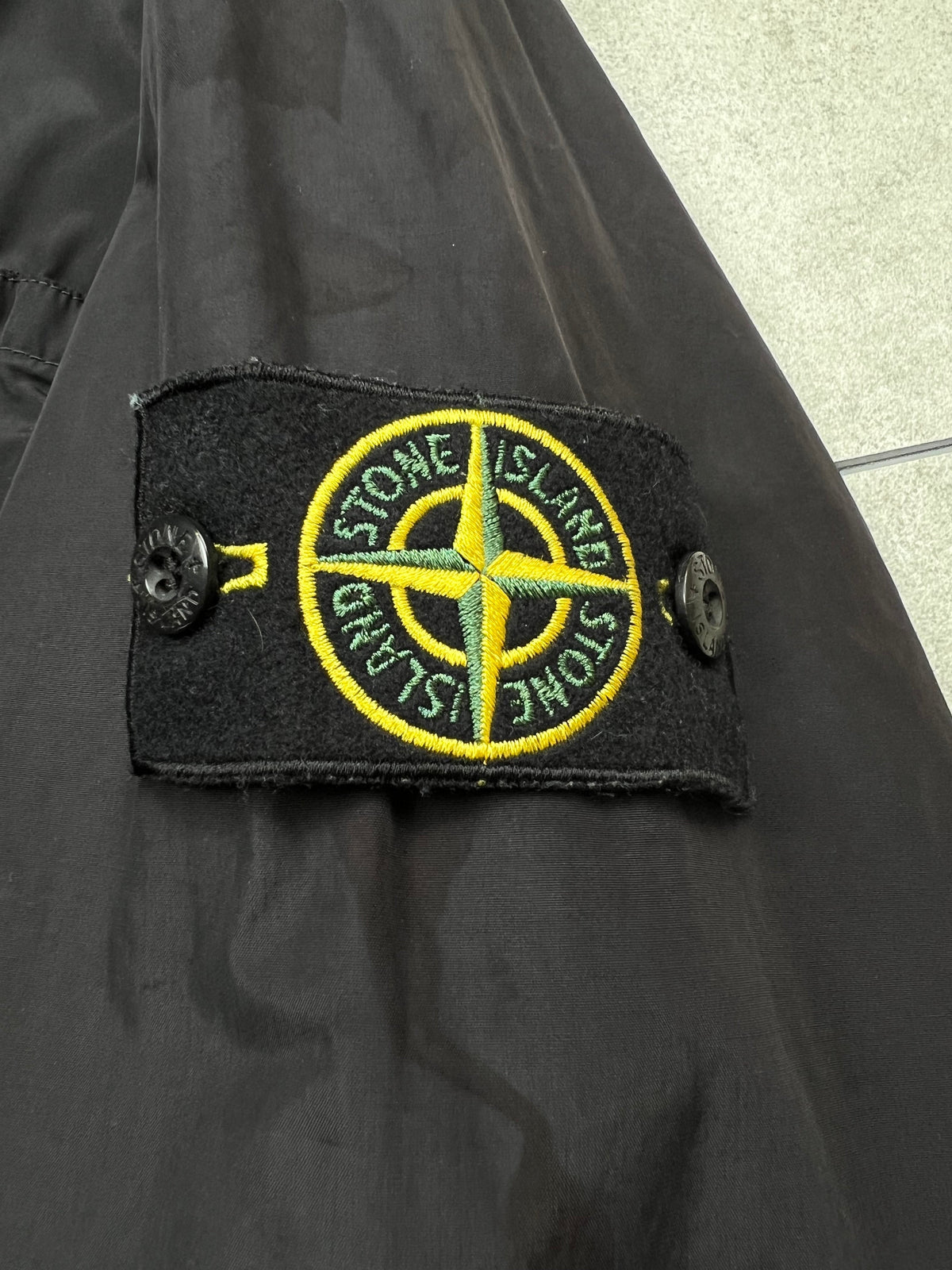 Stone Island jacket, size M, pre-owned 7/10 condition (small rips/holes shown in photos) – Relique