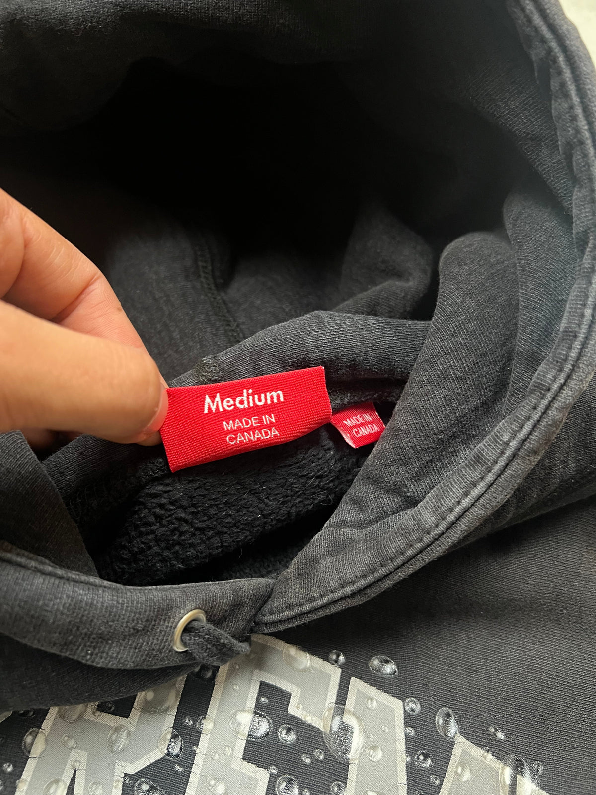 Supreme hoodie, size M, pre-owned 7/10 condition – Relique