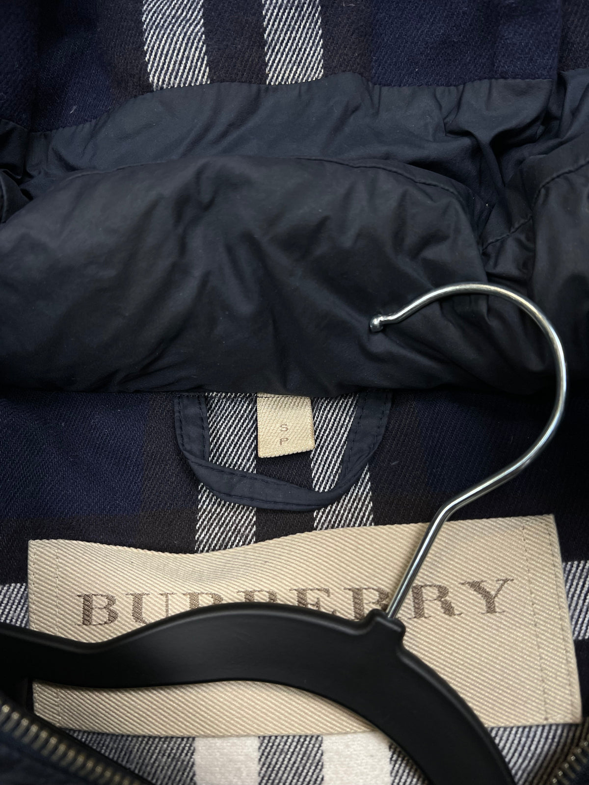 Burberry puffer jacket with zip-off sleeves, size S, pre-owned 9.5/10 condition – Relique