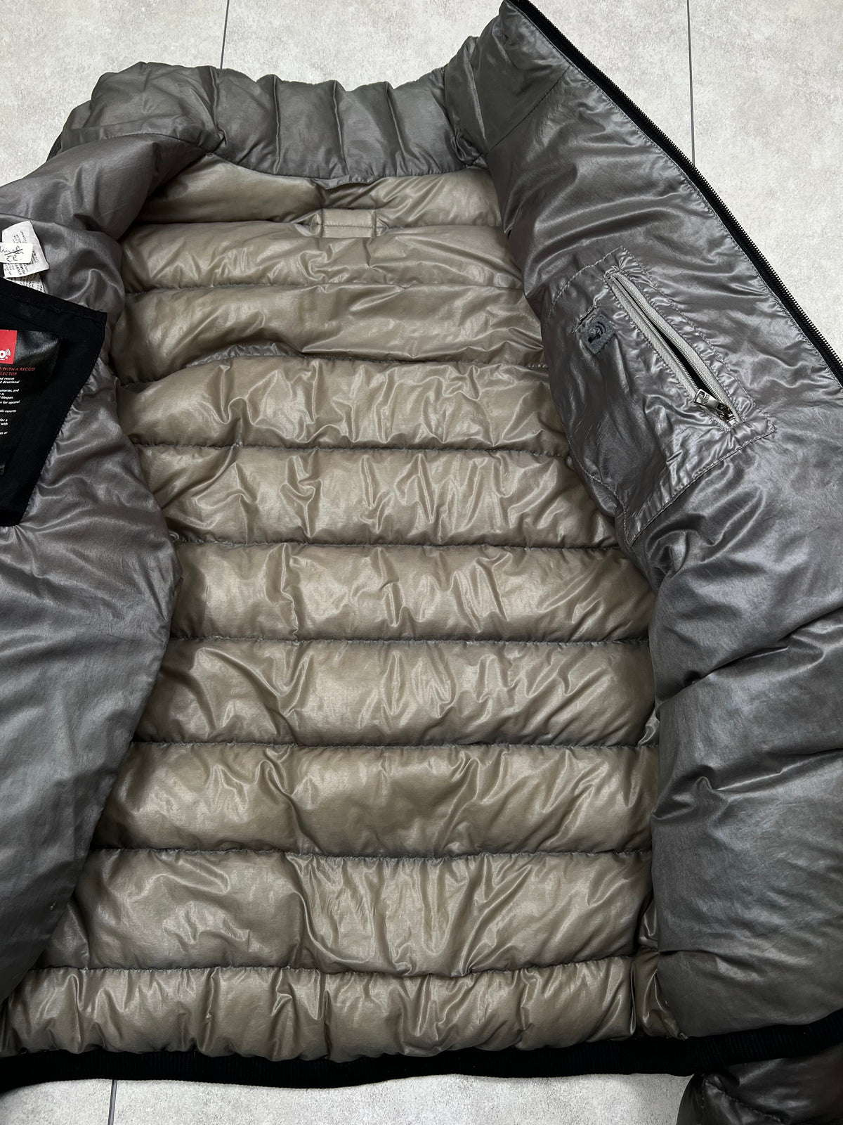 Dolce & Gabbana ski puffer jacket, size 48 (fits M), pre-owned 9/10 condition – Relique