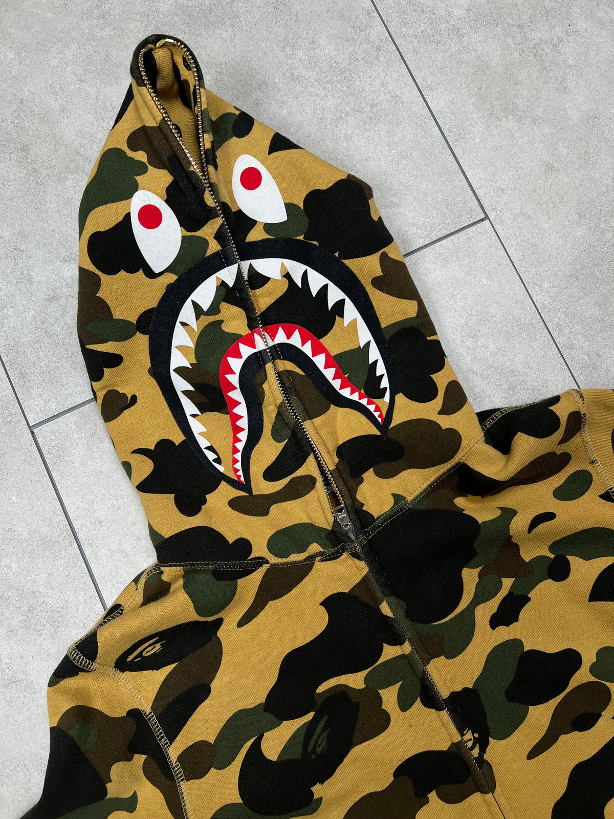 Bape Shark hoodie, size S, pre-owned 9/10 condition – Relique
