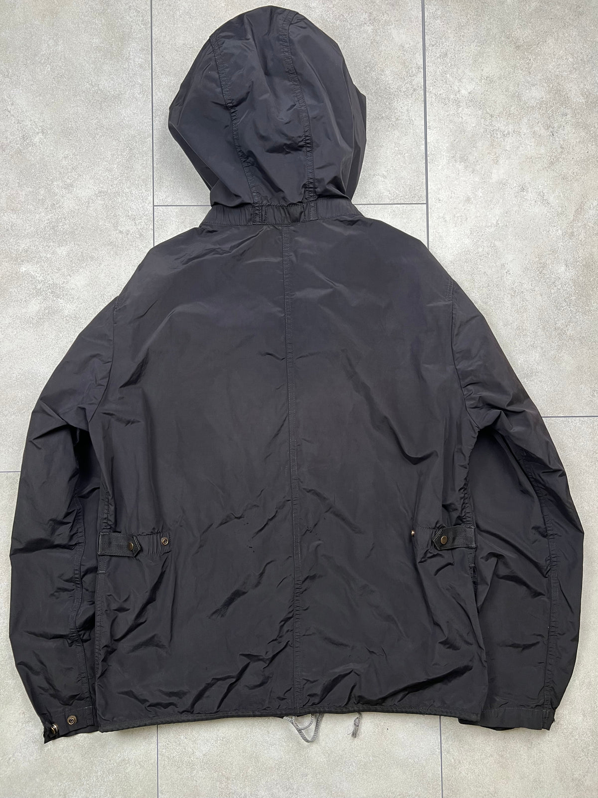 Stone Island jacket, size M, pre-owned 7/10 condition (small rips/holes shown in photos) – Relique