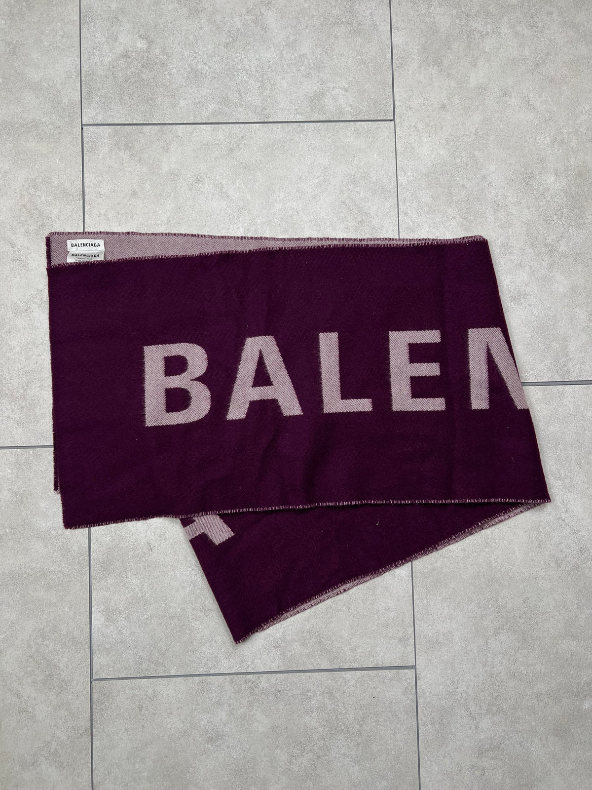 Balenciaga scarf, large size, pre-owned 9/10 condition – Relique