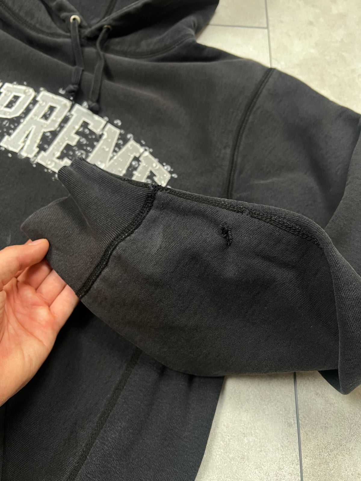 Supreme hoodie, size M, pre-owned 7/10 condition – Relique