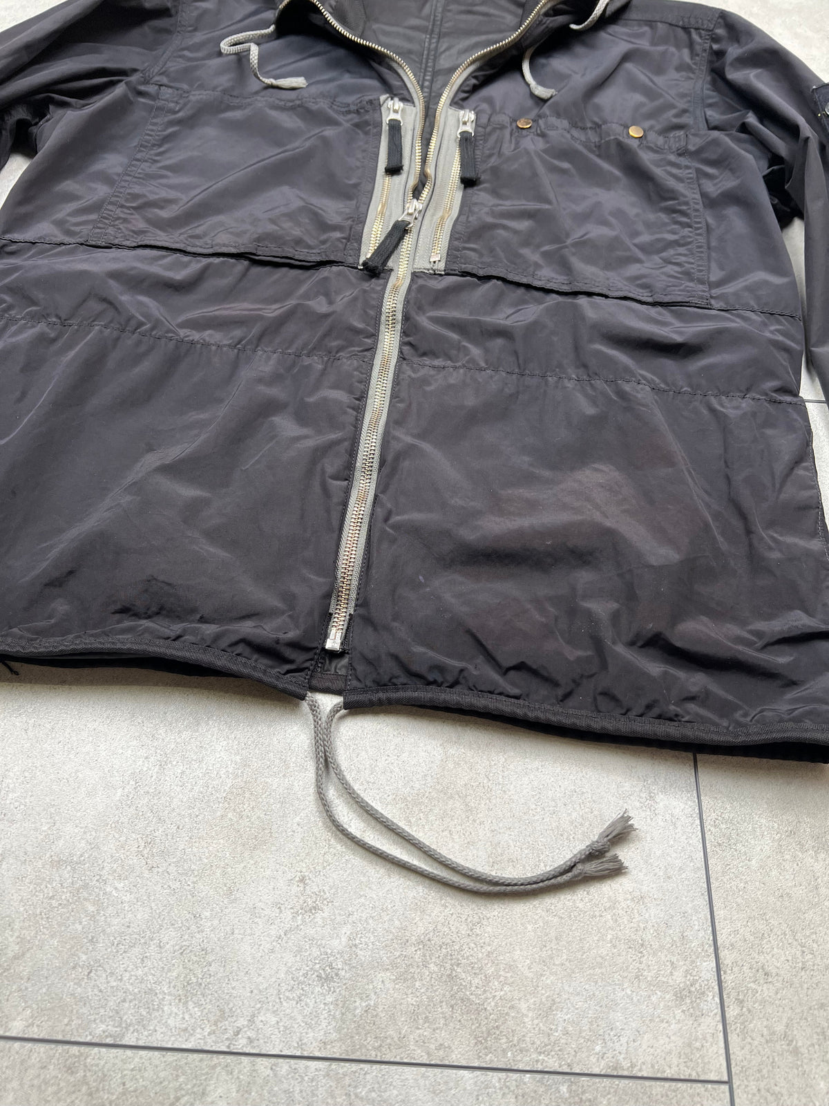 Stone Island jacket, size M, pre-owned 7/10 condition (small rips/holes shown in photos) – Relique