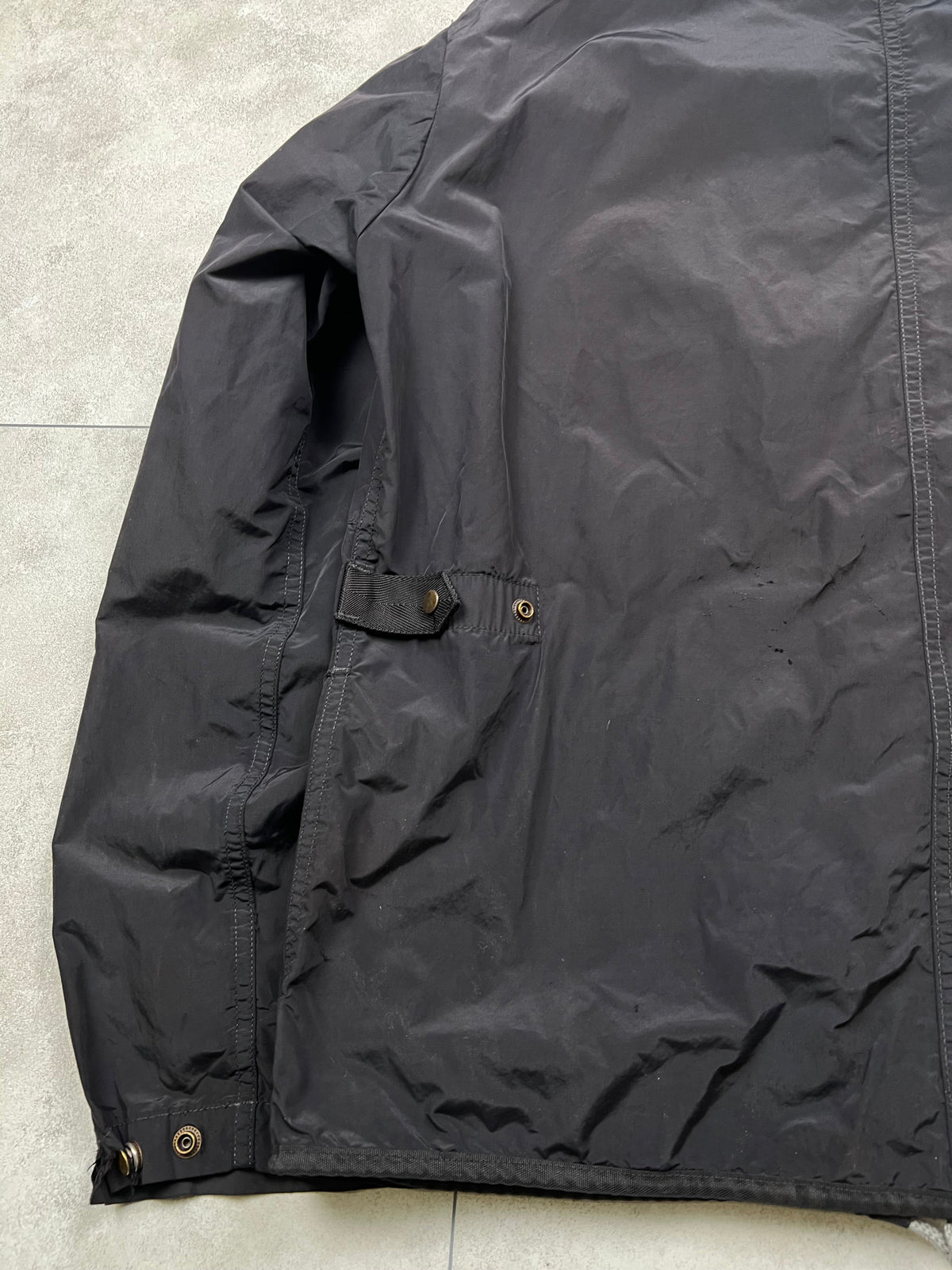 Stone Island jacket, size M, pre-owned 7/10 condition (small rips/holes shown in photos) – Relique