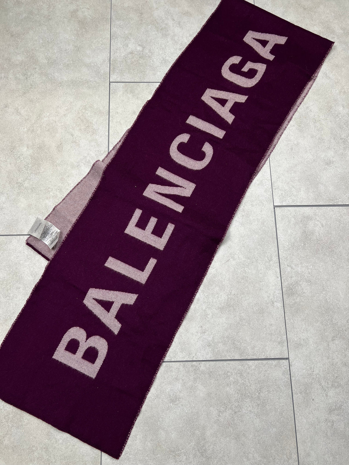 Balenciaga scarf, large size, pre-owned 9/10 condition – Relique