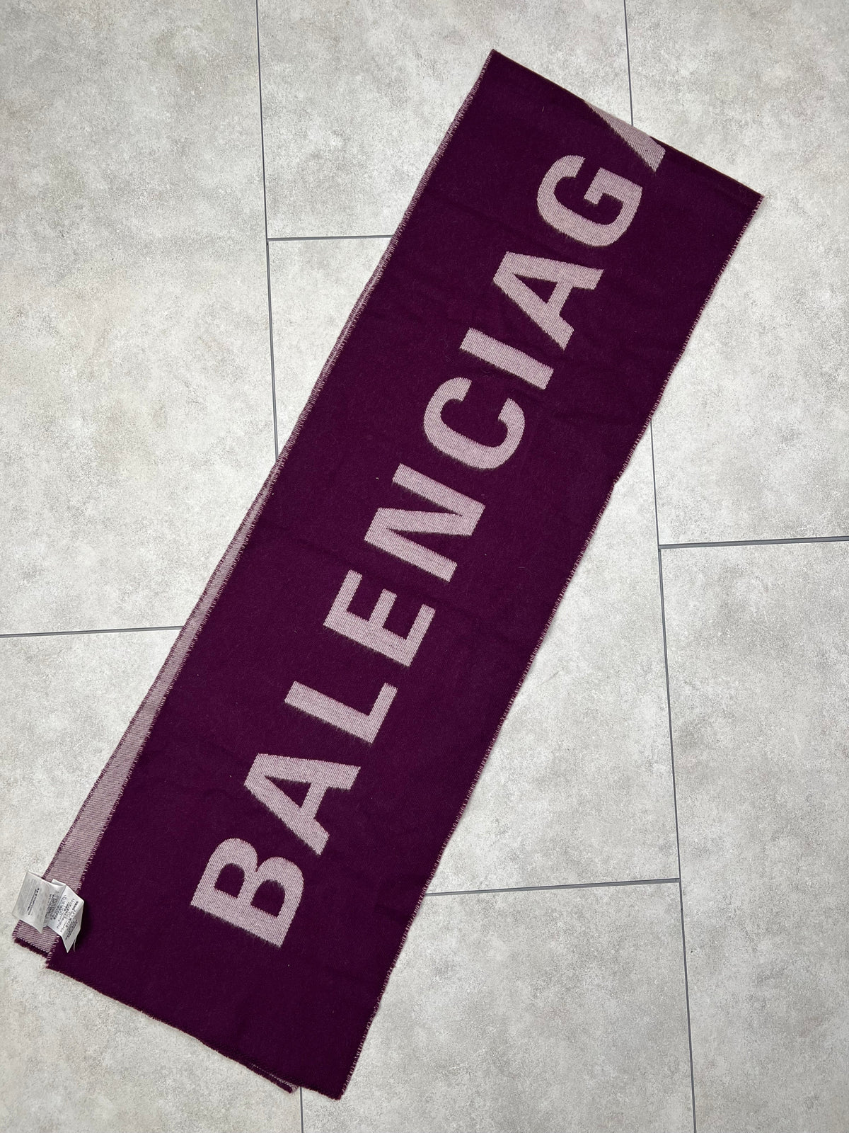 Balenciaga scarf, large size, pre-owned 9/10 condition – Relique