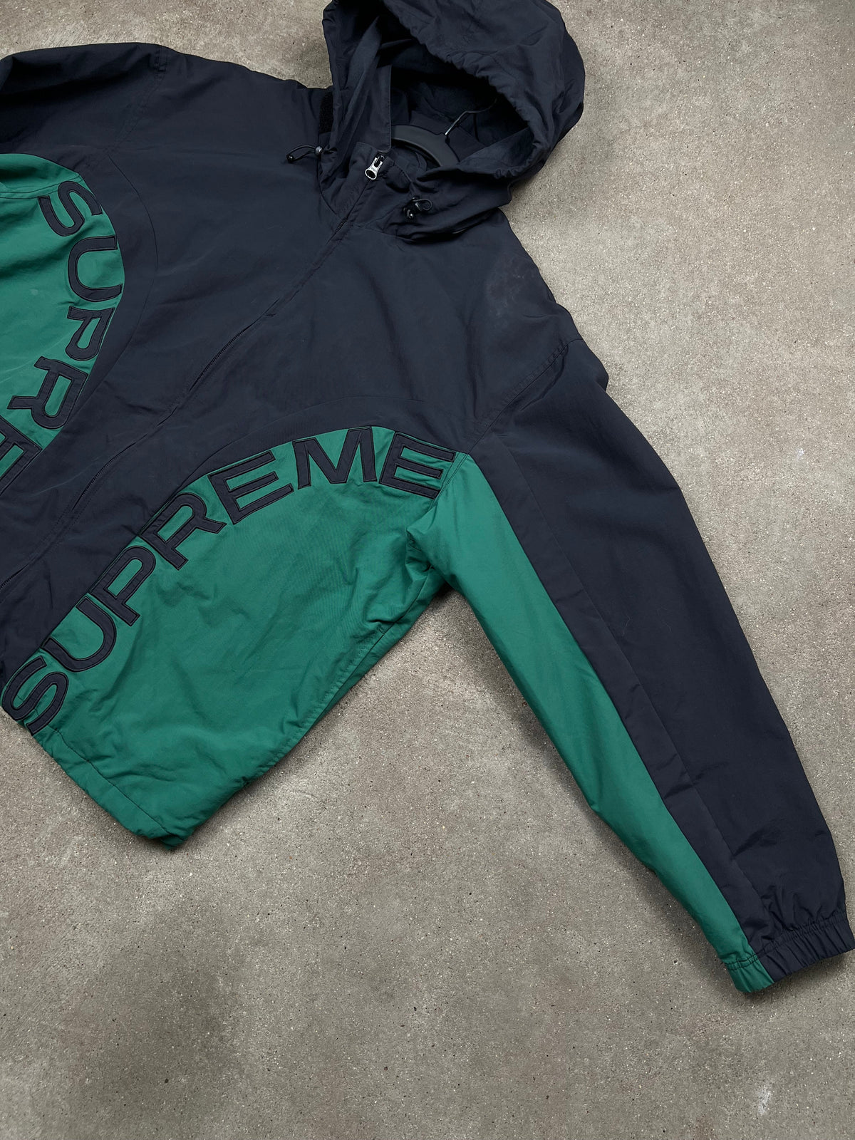 Supreme jacket, size M, pre-owned 8/10 condition – Relique