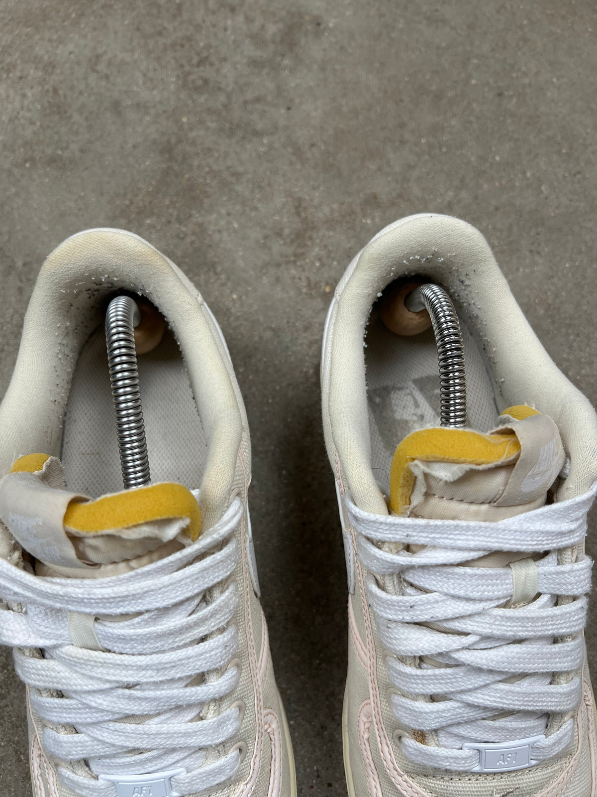 Nike Air Force 1 sneakers, light cream, EU size 44, pre-owned 8/10 condition – Relique