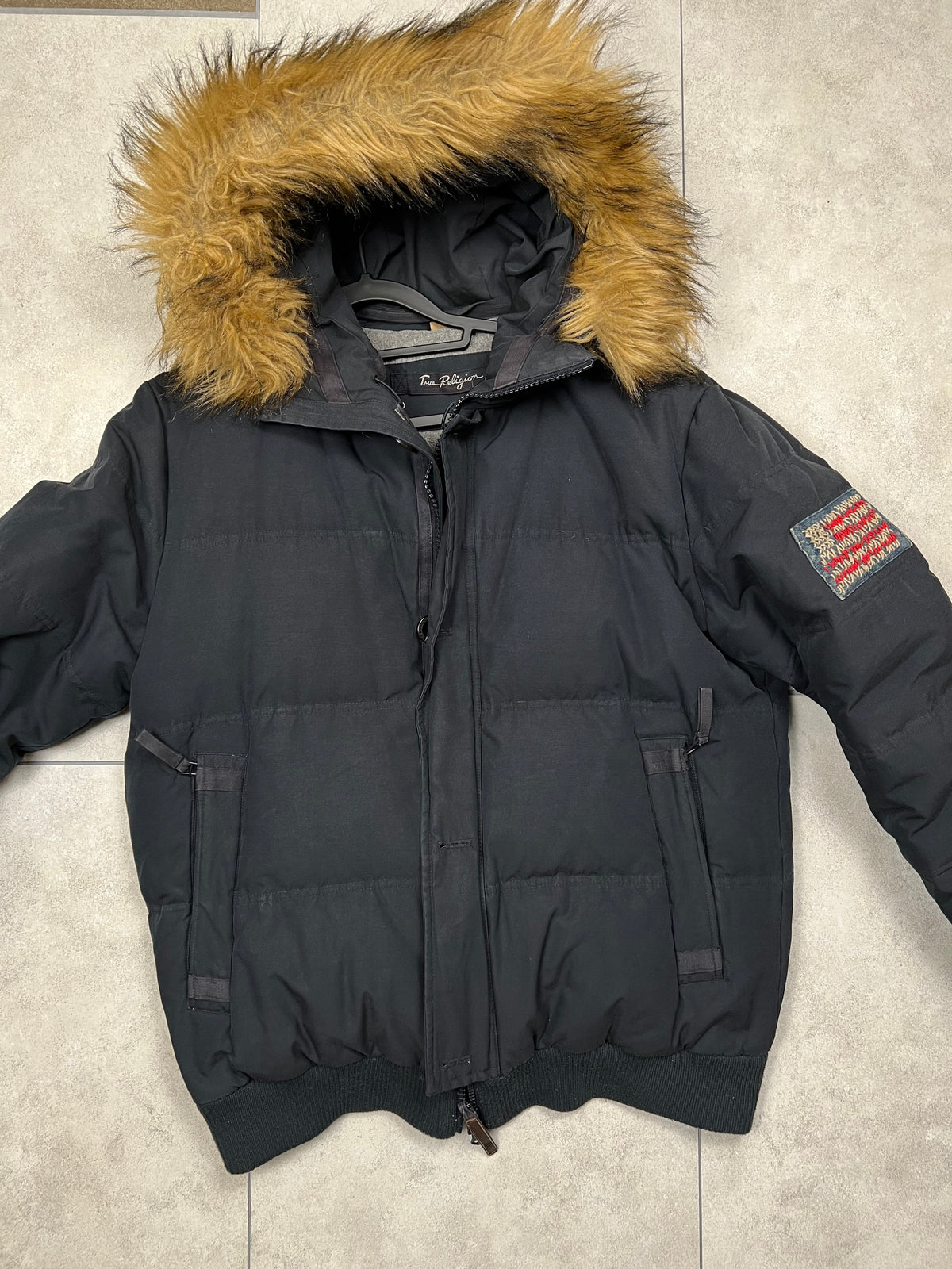 True Religion puffer jacket, size L (fits M/L), pre-owned 9/10 condition – Relique