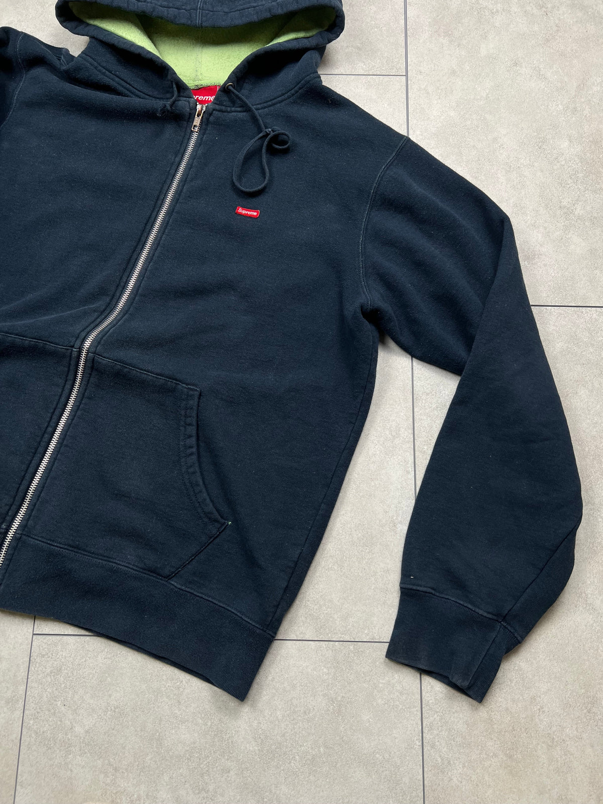 Supreme zip-up hoodie, size M, pre-owned 8/10 condition – Relique