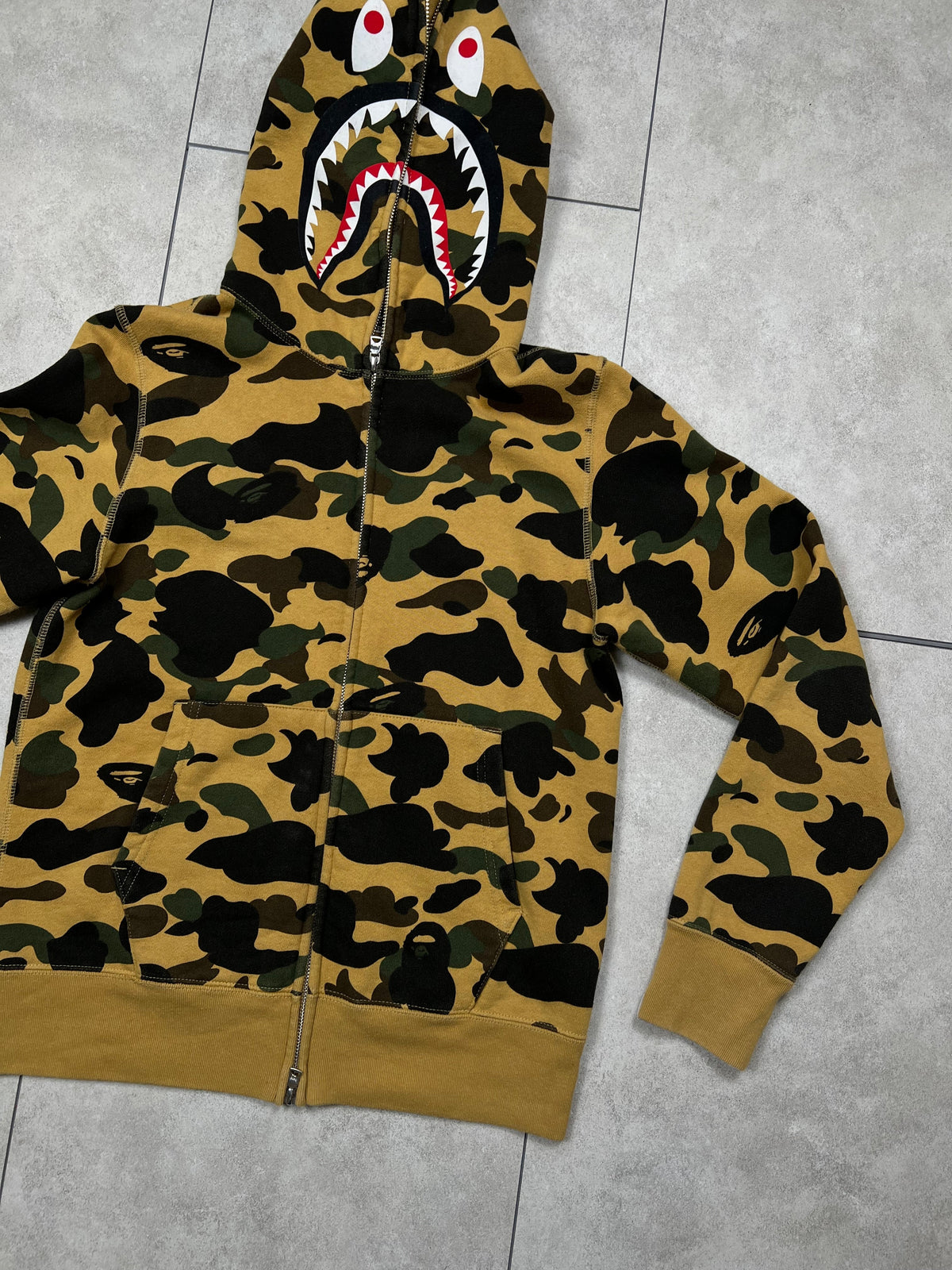 Bape Shark hoodie, size S, pre-owned 9/10 condition – Relique