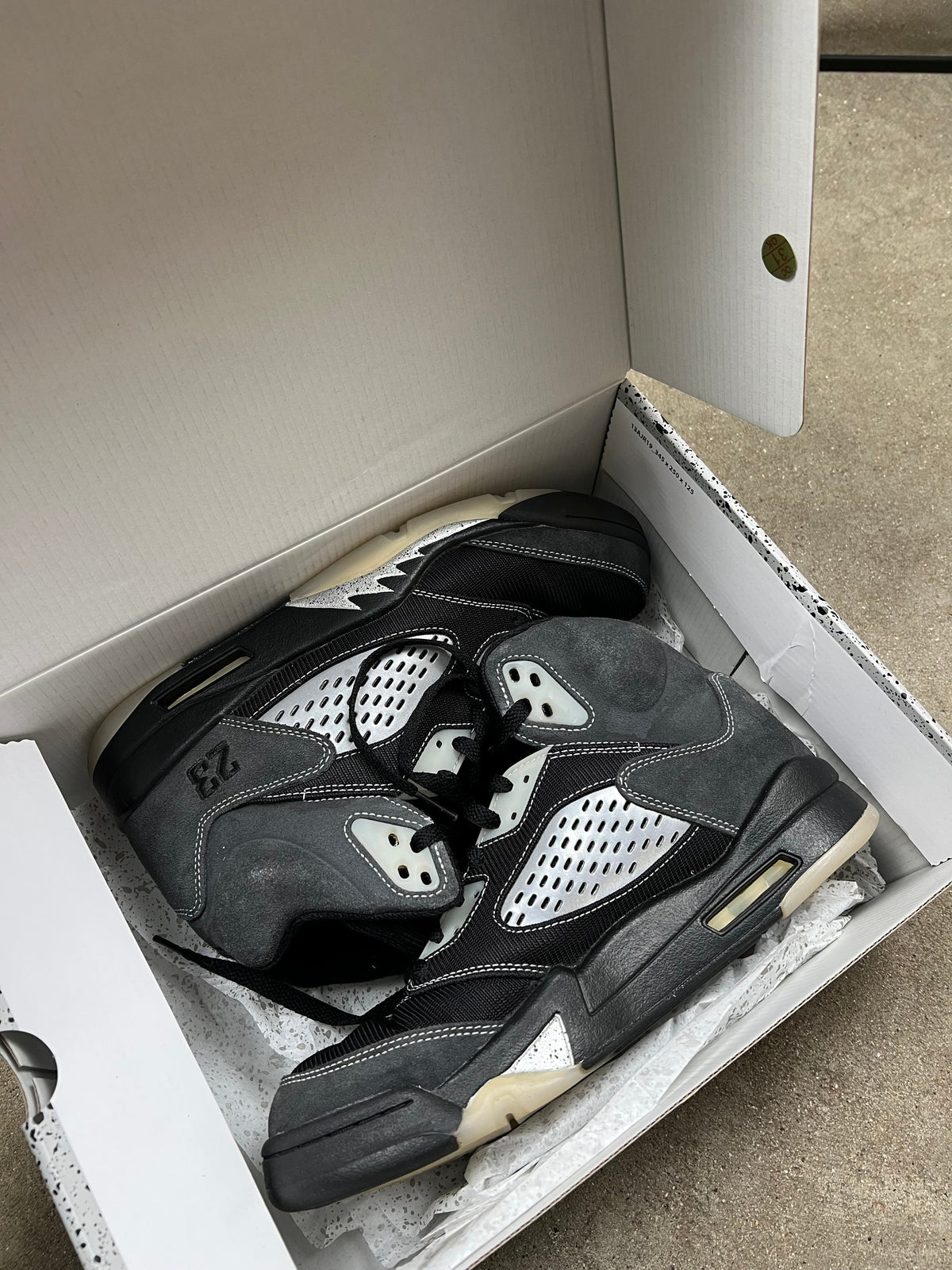 Air Jordan 5 Anthracite sneakers, EU size 42.5, pre-owned 9/10 condition – Relique