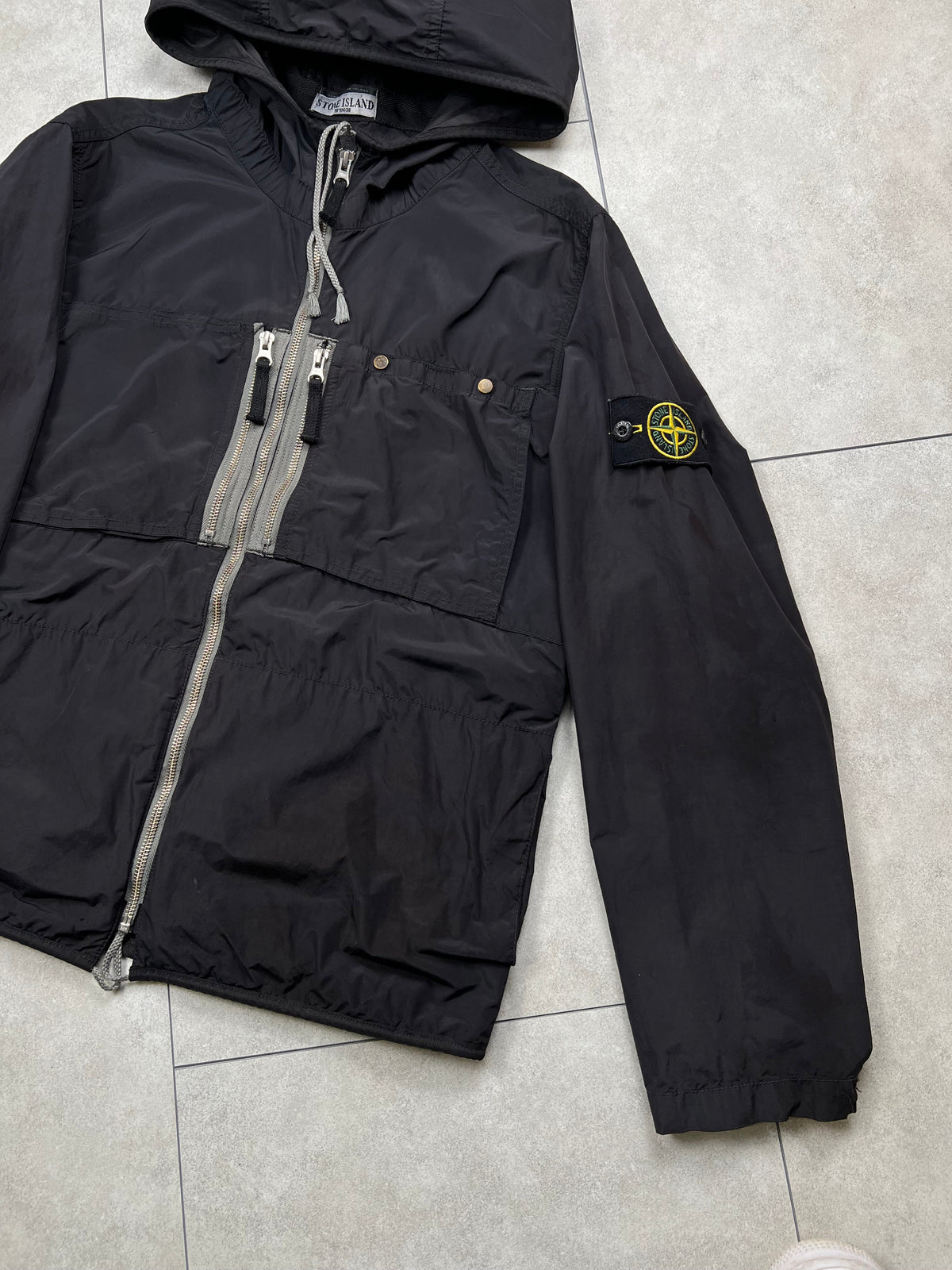 Stone Island jacket, size M, pre-owned 7/10 condition (small rips/holes shown in photos) – Relique