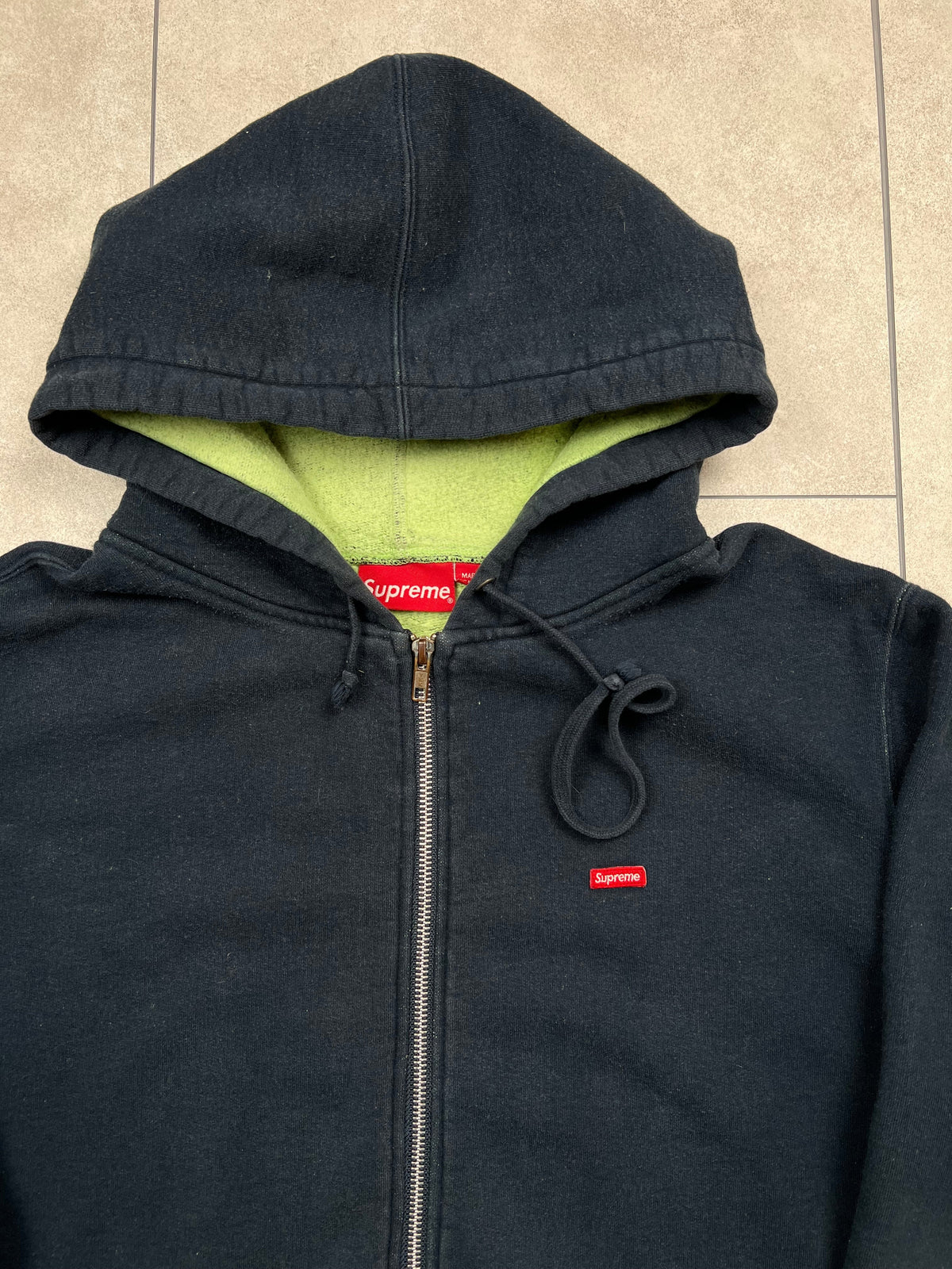 Supreme zip-up hoodie, size M, pre-owned 8/10 condition – Relique