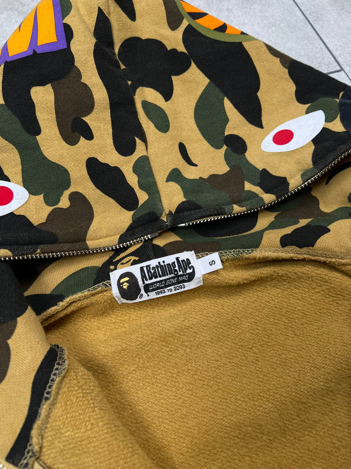 Bape Shark hoodie, size S, pre-owned 9/10 condition – Relique