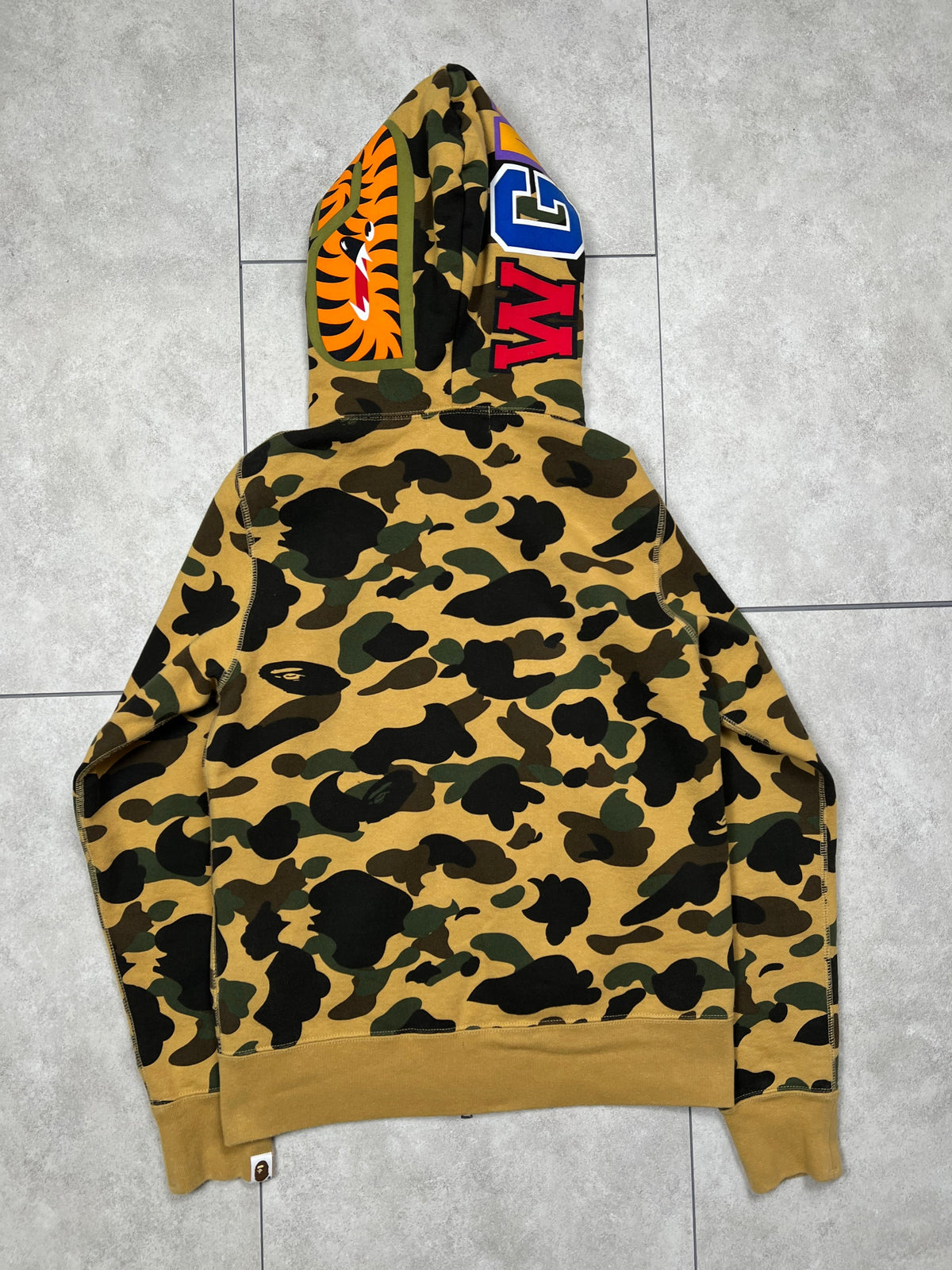 Bape Shark hoodie, size S, pre-owned 9/10 condition – Relique