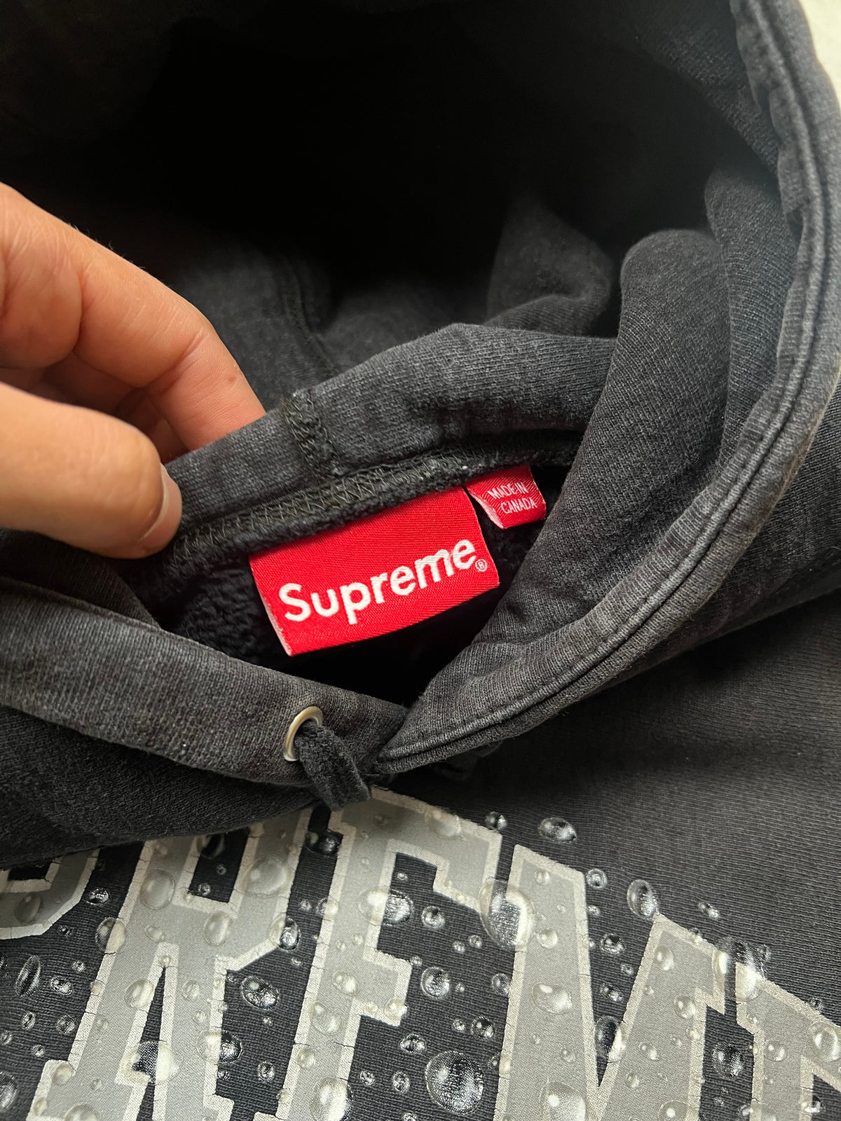 Supreme hoodie, size M, pre-owned 7/10 condition – Relique
