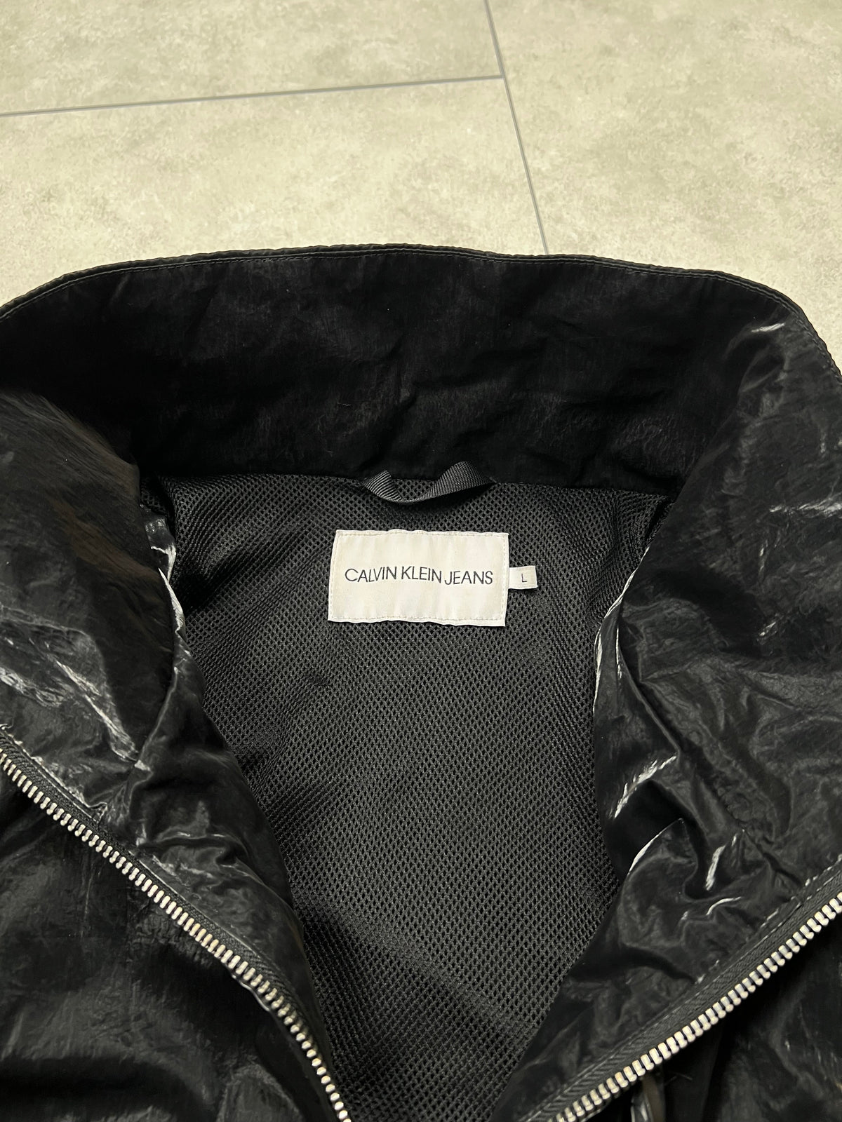 Calvin Klein silk jacket, size L (fits cropped), pre-owned 9/10 condition – Relique