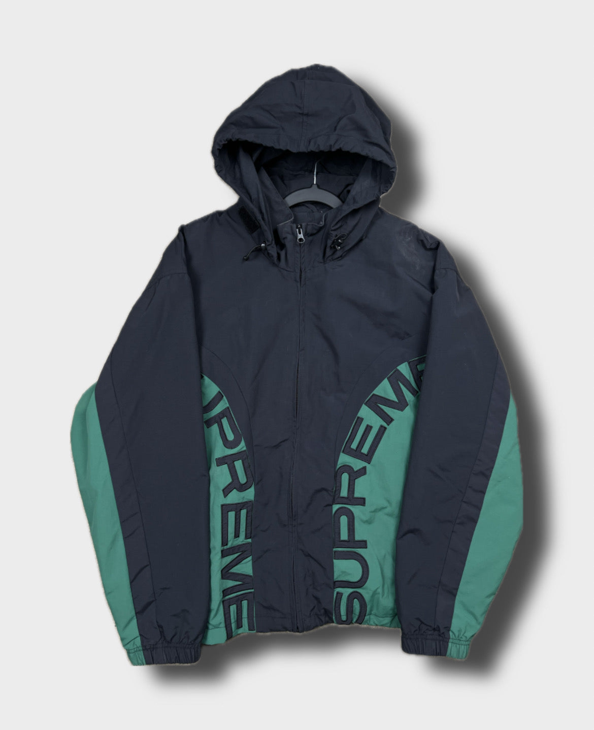 Supreme jacket, size M, pre-owned 8/10 condition – Relique