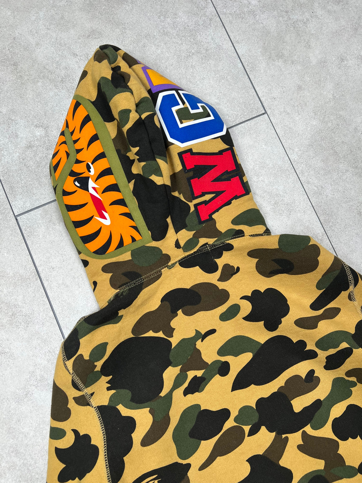 Bape Shark hoodie, size S, pre-owned 9/10 condition – Relique