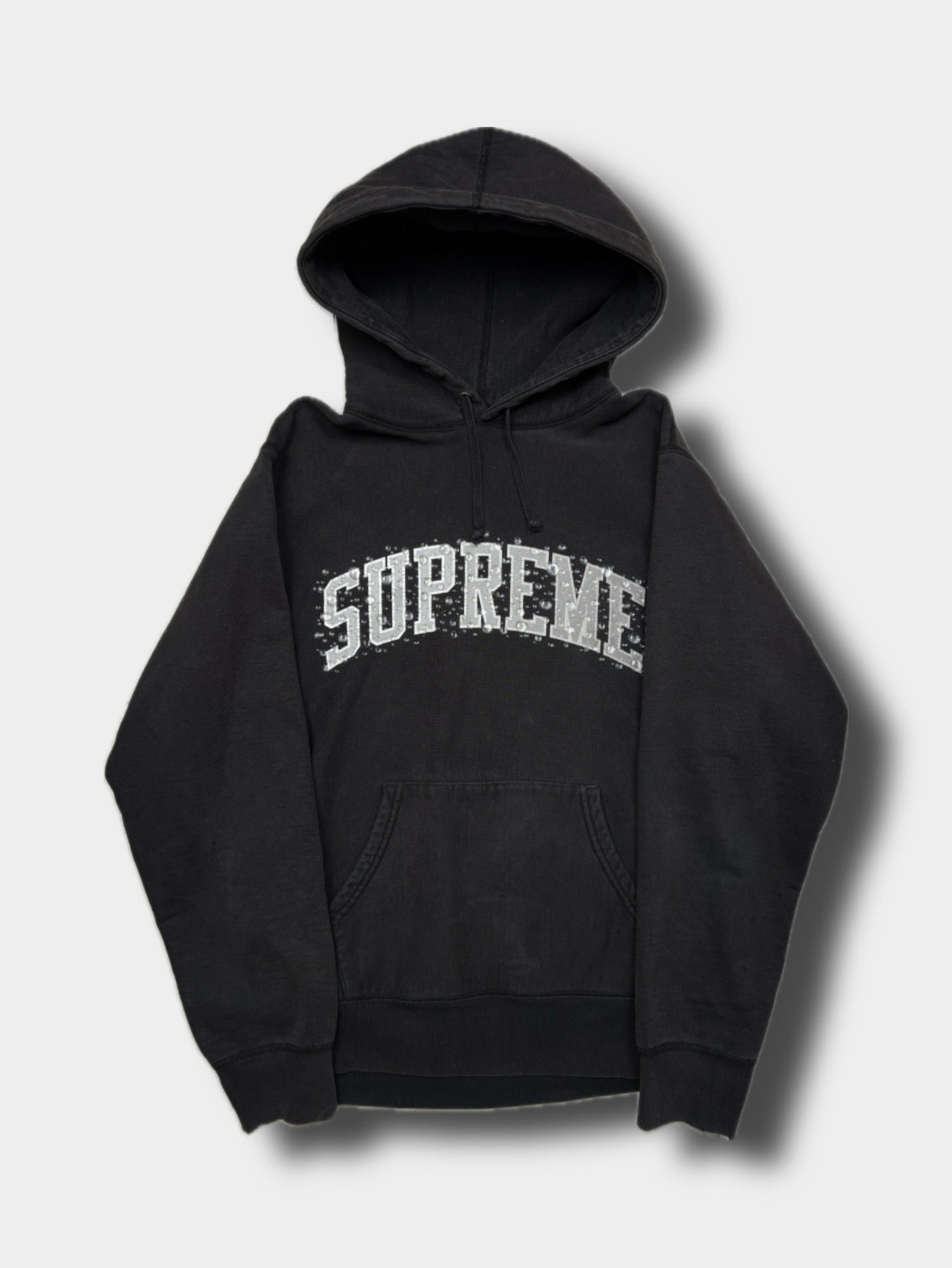 Supreme hoodie, size M, pre-owned 7/10 condition – Relique