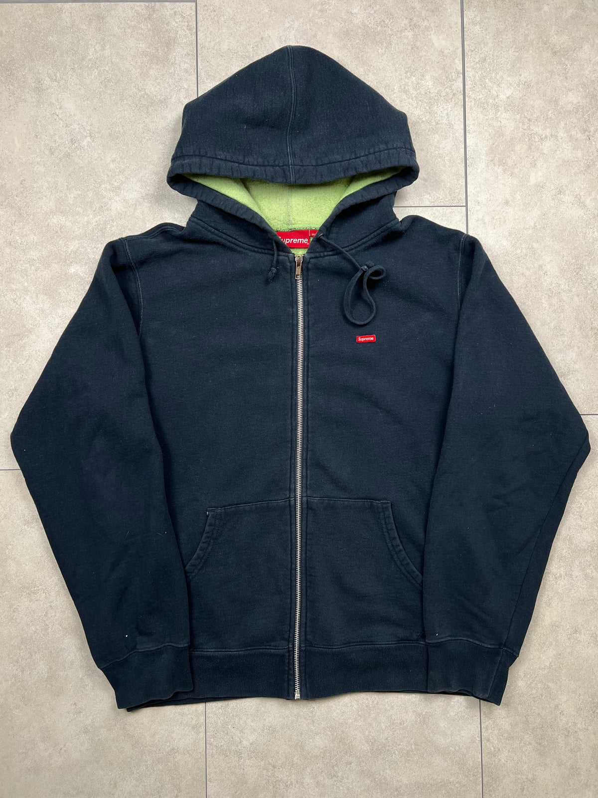 Supreme zip-up hoodie, size M, pre-owned 8/10 condition – Relique