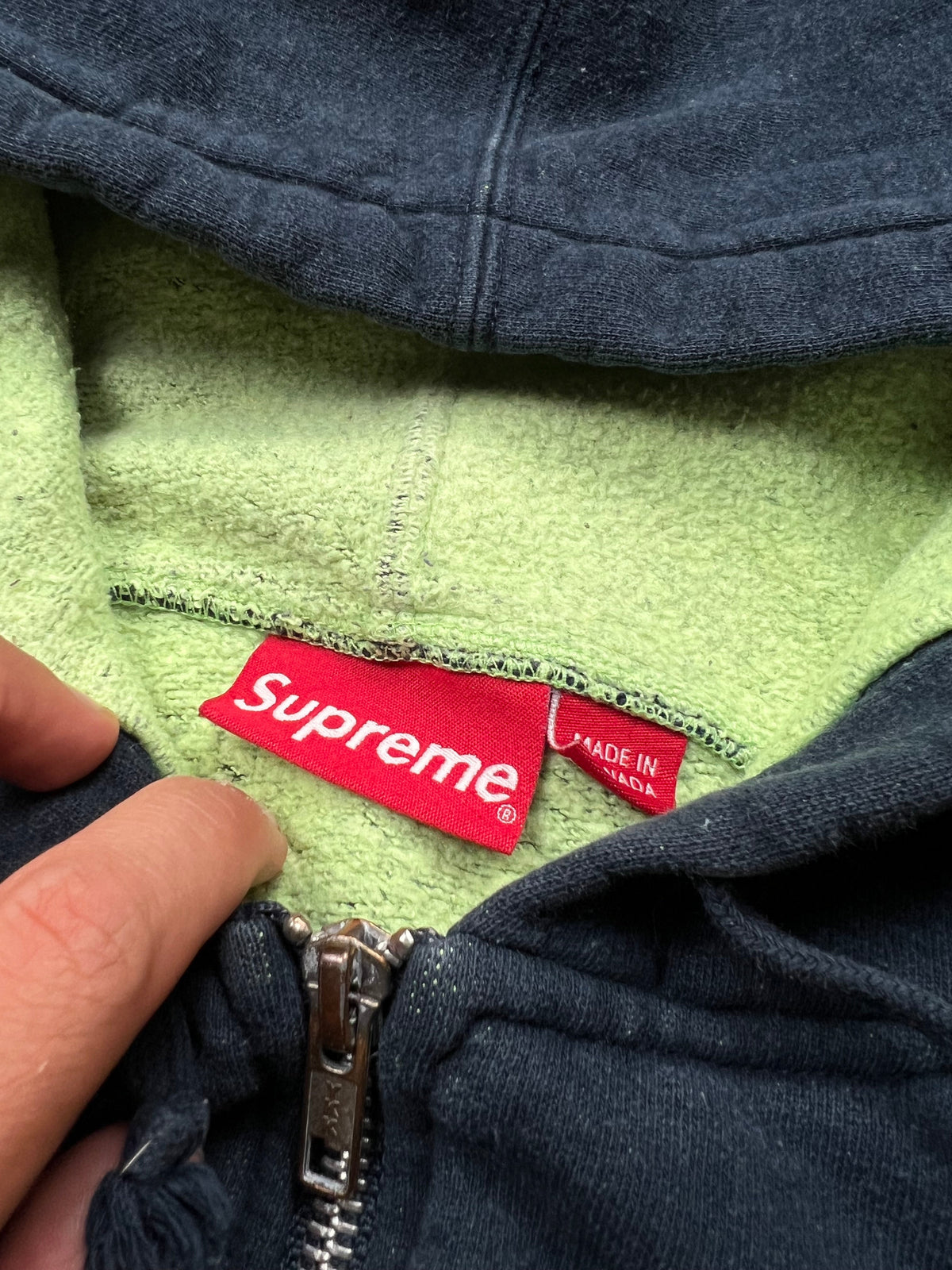 Supreme zip-up hoodie, size M, pre-owned 8/10 condition – Relique
