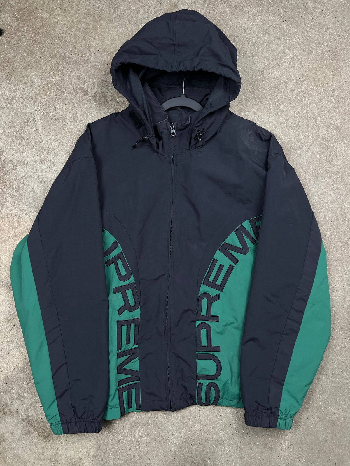 Supreme jacket, size M, pre-owned 8/10 condition – Relique