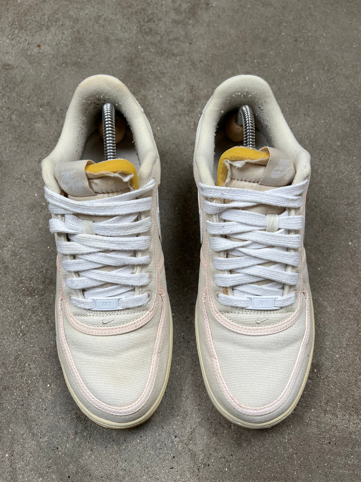 Nike Air Force 1 sneakers, light cream, EU size 44, pre-owned 8/10 condition – Relique