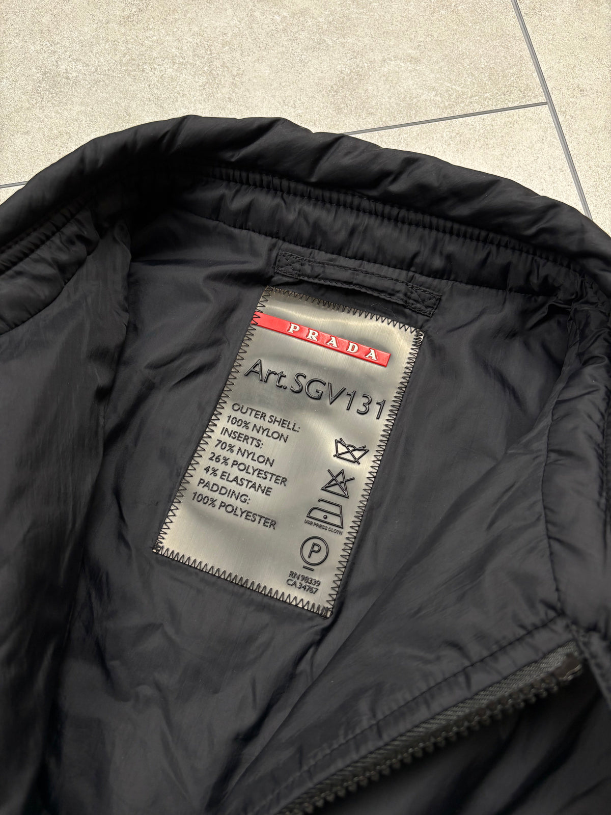 Prada puffer jacket, size 50 (fits M-L), pre-owned 10/10 condition – Relique