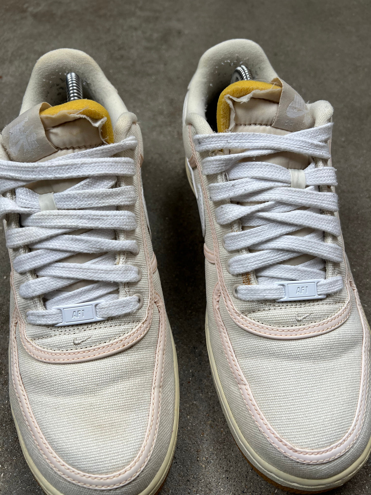 Nike Air Force 1 sneakers, light cream, EU size 44, pre-owned 8/10 condition – Relique