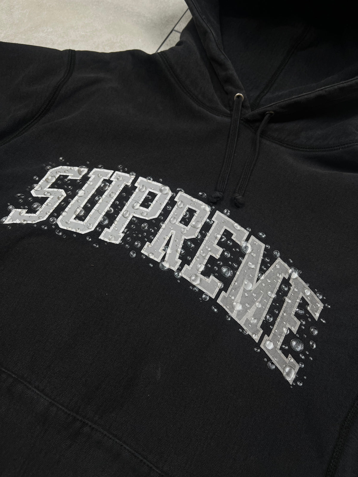 Supreme hoodie, size M, pre-owned 7/10 condition – Relique