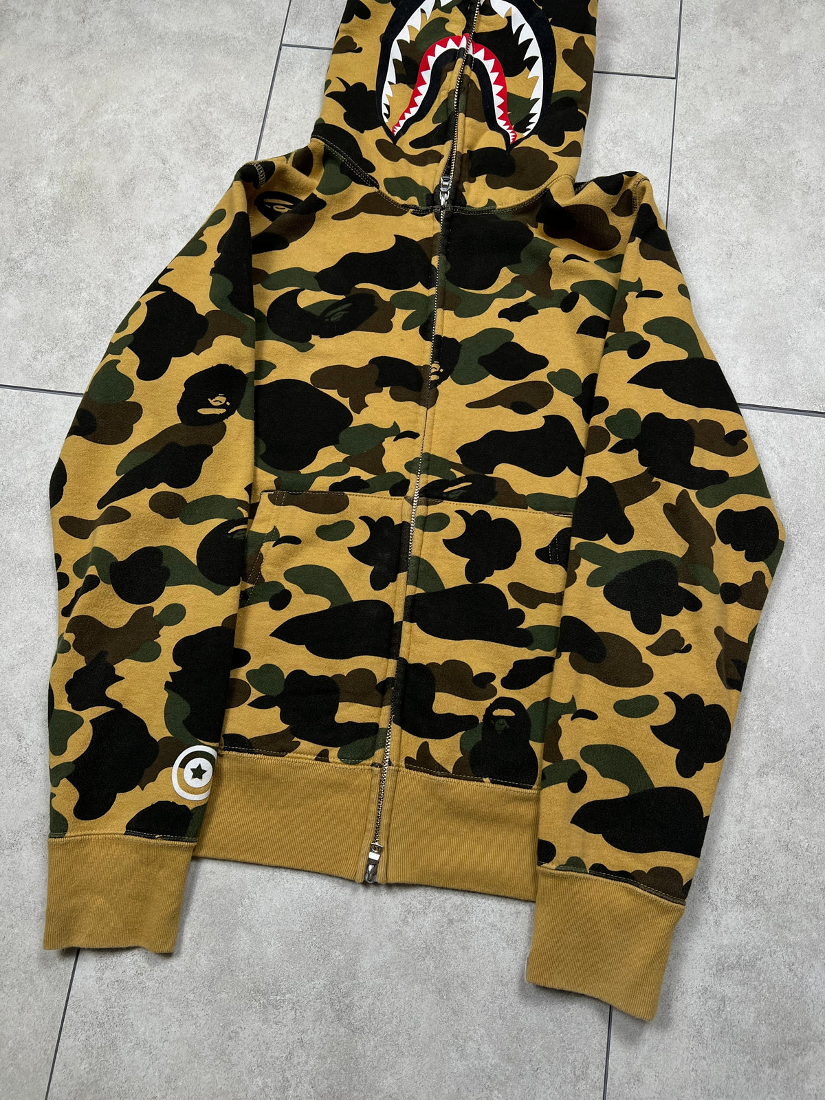 Bape Shark hoodie, size S, pre-owned 9/10 condition – Relique